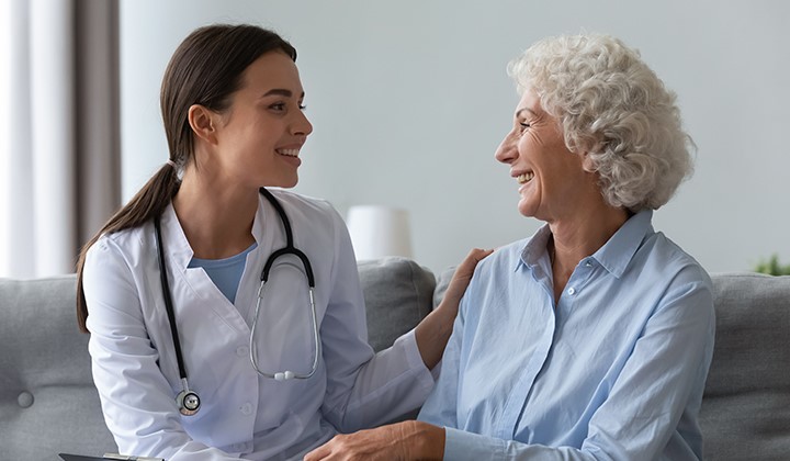 Ärztin spricht mit älterer Patientin Ärztin spricht mit älterer Patientin
