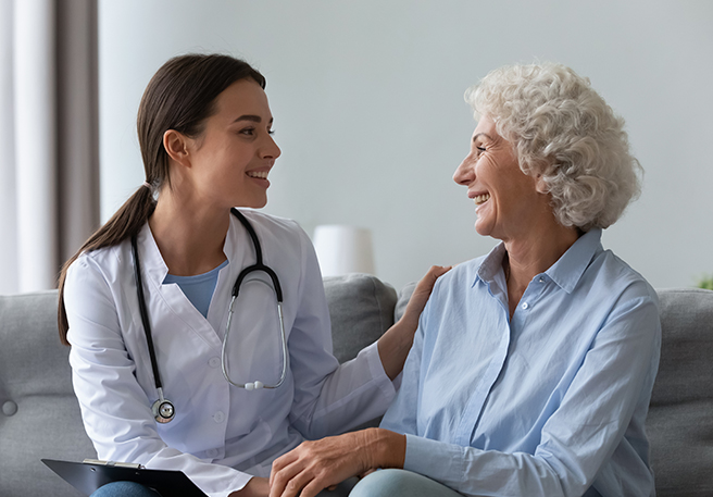 Ärztin spricht mit älterer Patientin