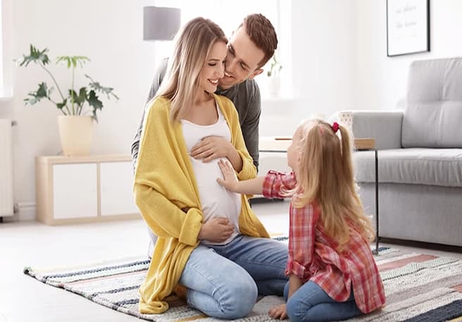 Tochter füttert Vater